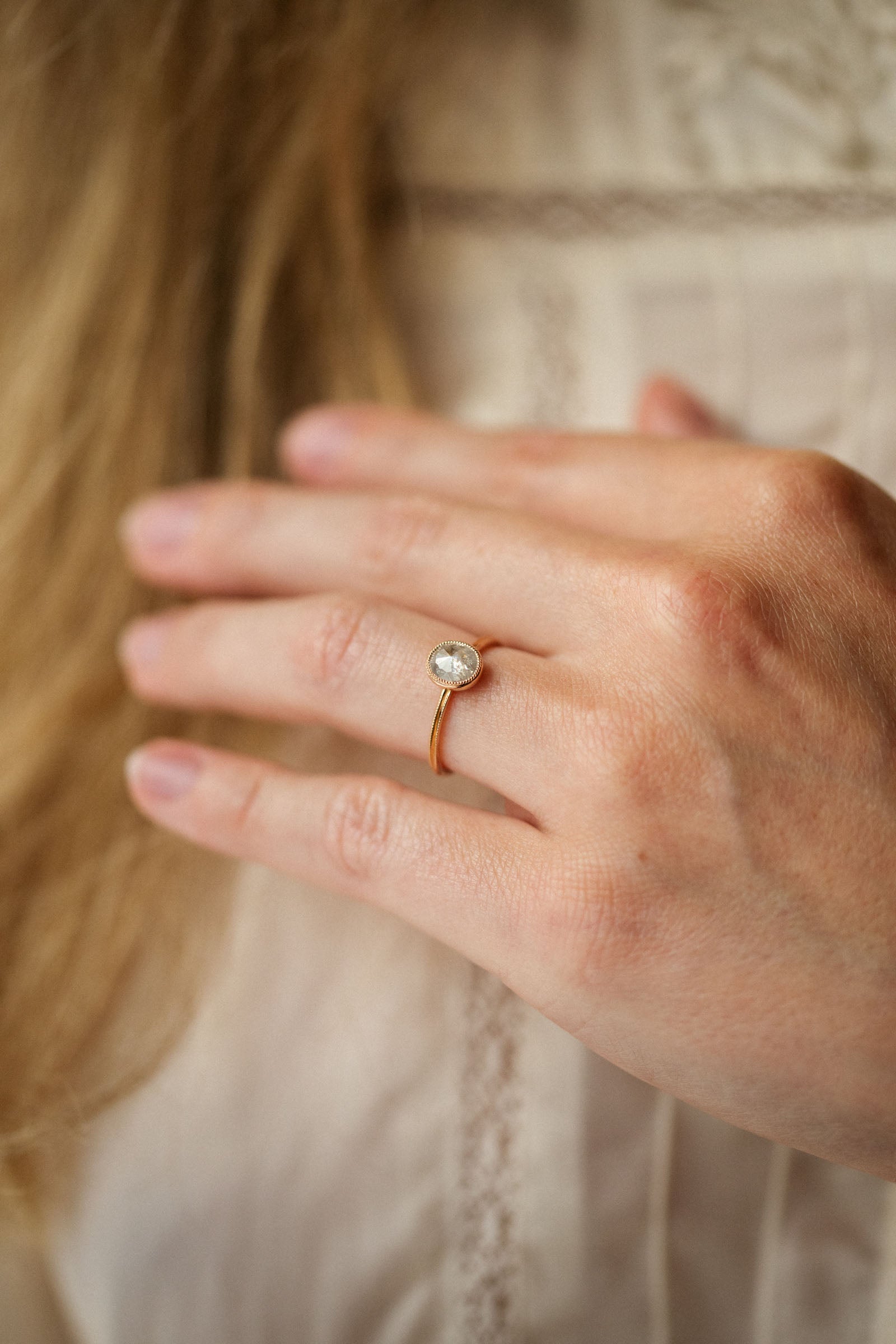 Bague de fiançailles de créateur Pièce unique Solitaire double milgrain Diamant icy rosecut oval