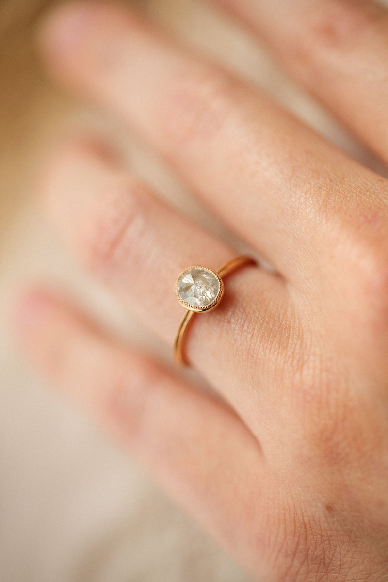 Bague de fiançailles de créateur Pièce unique Solitaire double milgrain Diamant icy rosecut oval