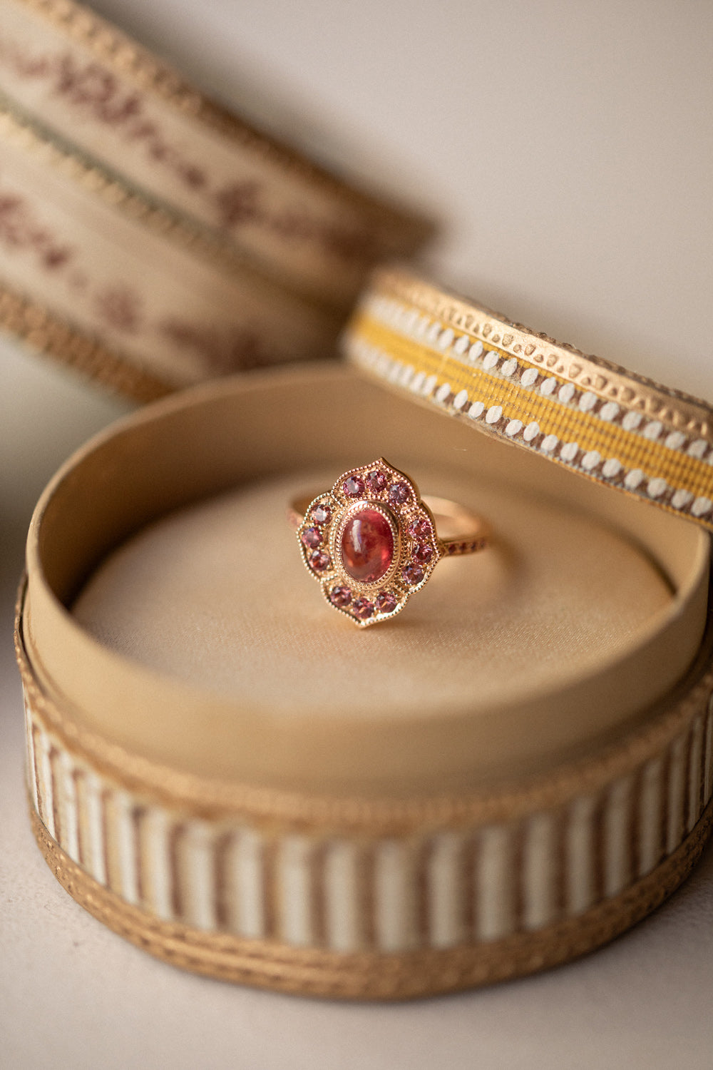 Bague de créateur de fiançailles Pièce unique en or et saphirs Umba pèche cabochon Myrtille Beck Paris