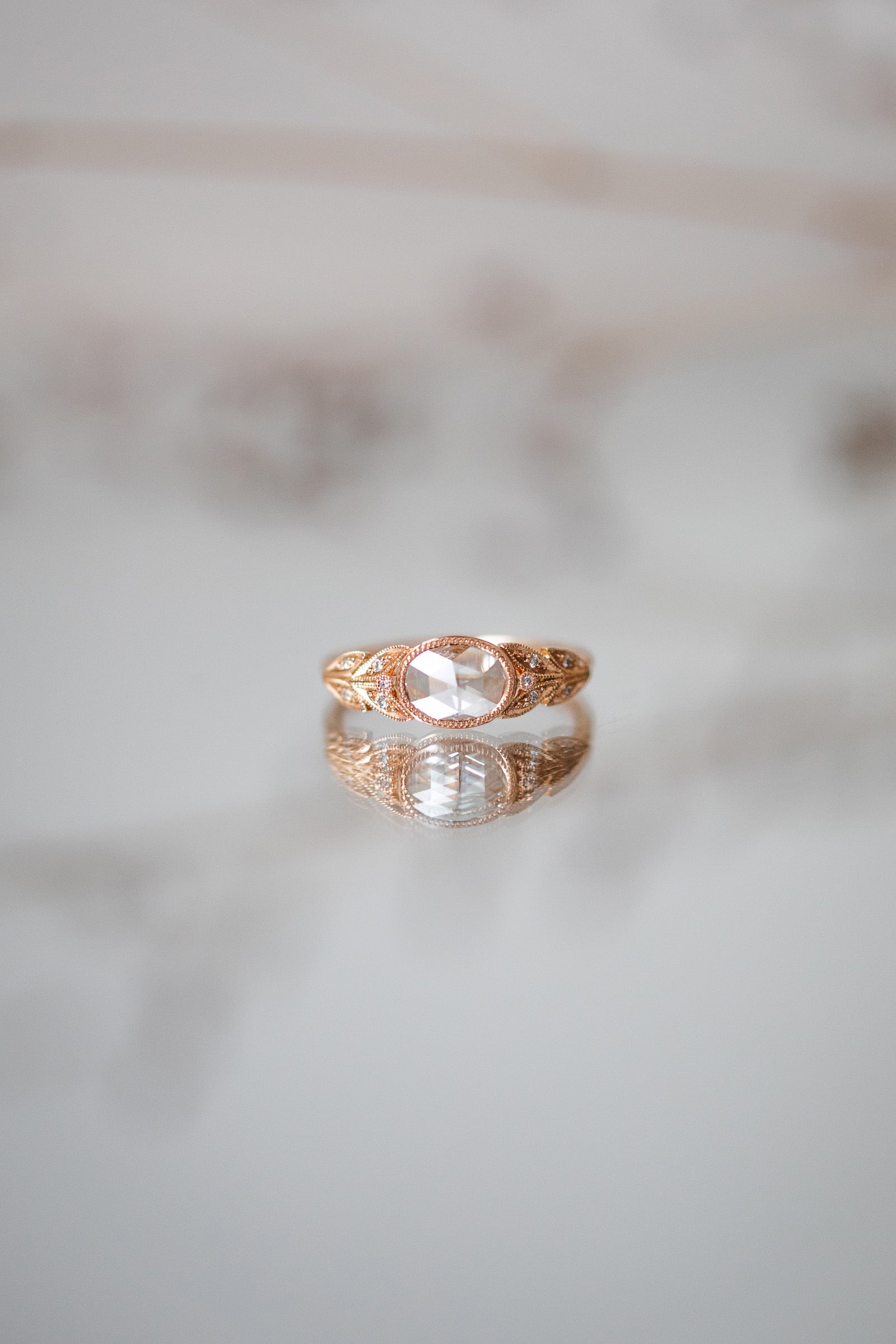 Bague de fiançailles de créateur Pièce Unique en or et diamants blancs rosecut ovale Myrtille Beck Paris joaillerie éthique et artisanale