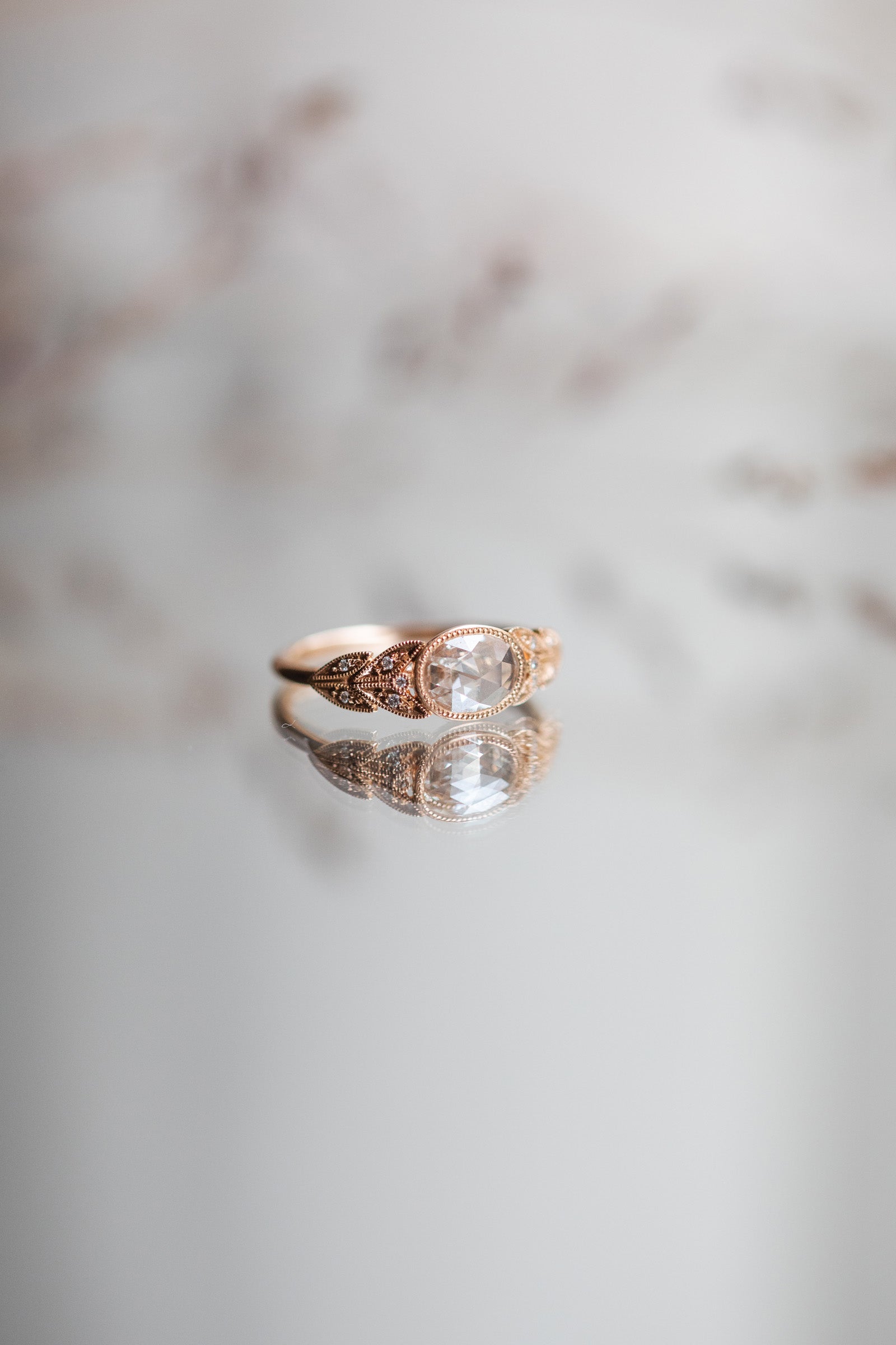 Bague de fiançailles de créateur Pièce Unique en or et diamants blancs rosecut ovale Myrtille Beck Paris joaillerie éthique et artisanale