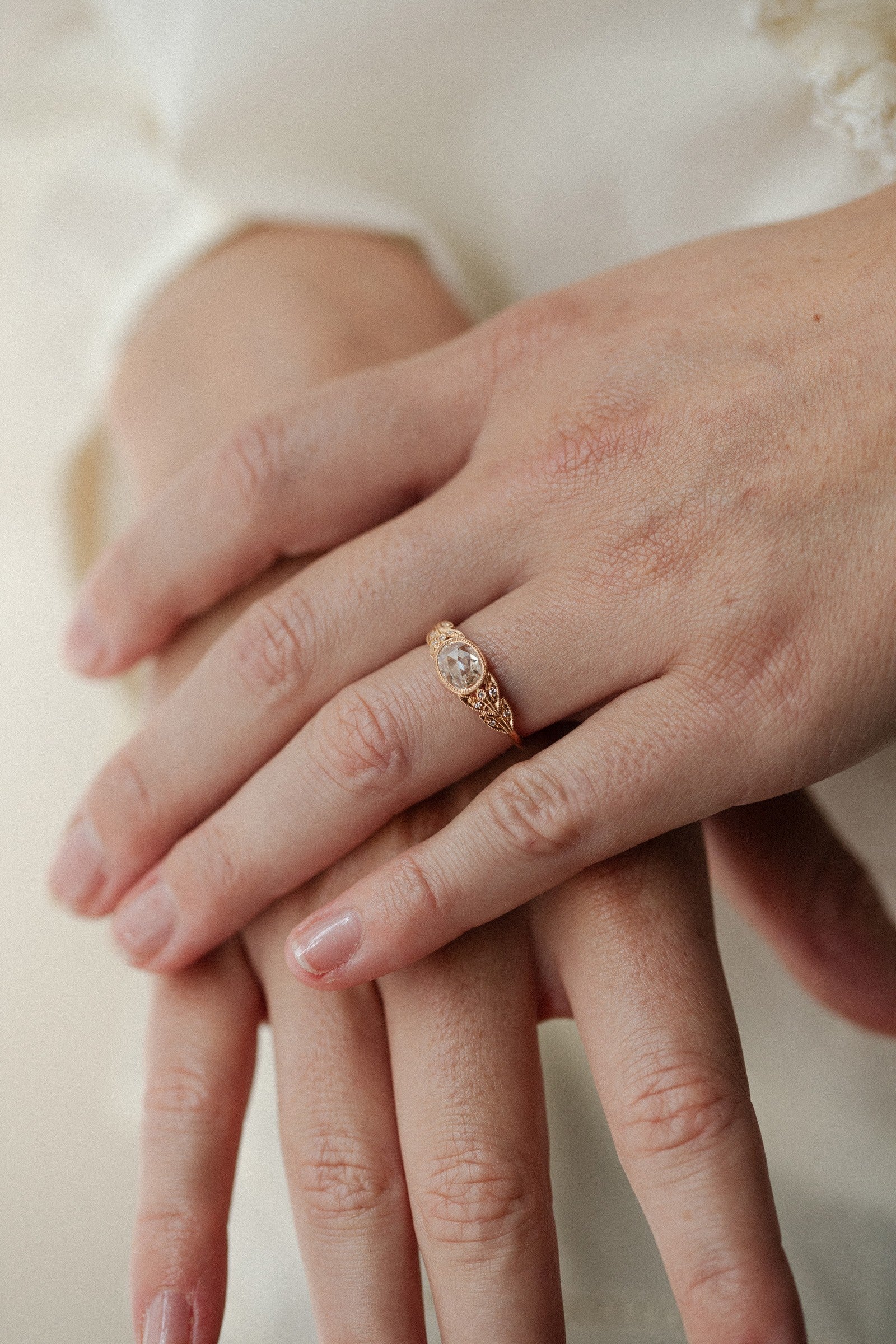 Bague de fiançailles de créateur Pièce Unique en or et diamants blancs rosecut ovale Myrtille Beck Paris joaillerie éthique et artisanale