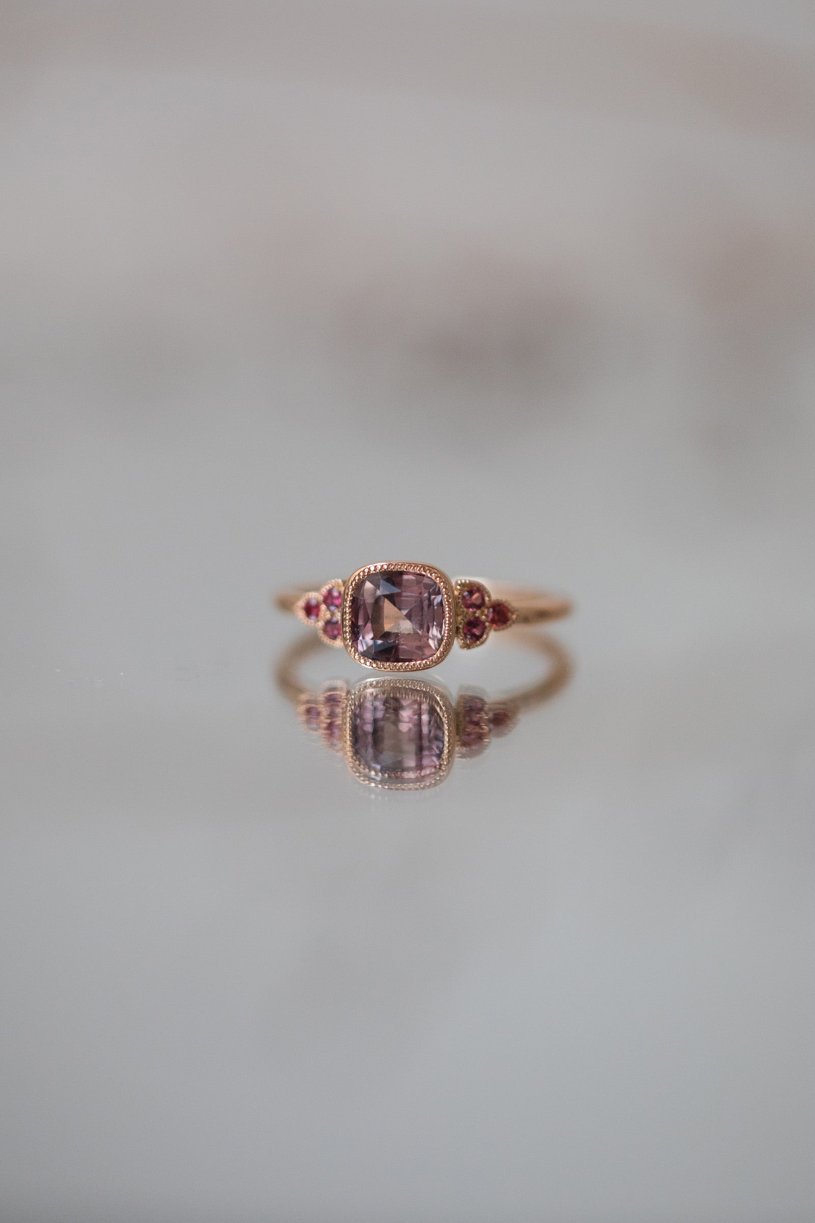 Bague de créateur de fiançailles Pièce unique en or recyclé saphirs umba naturels rose et rouges Myrtille Beck Paris