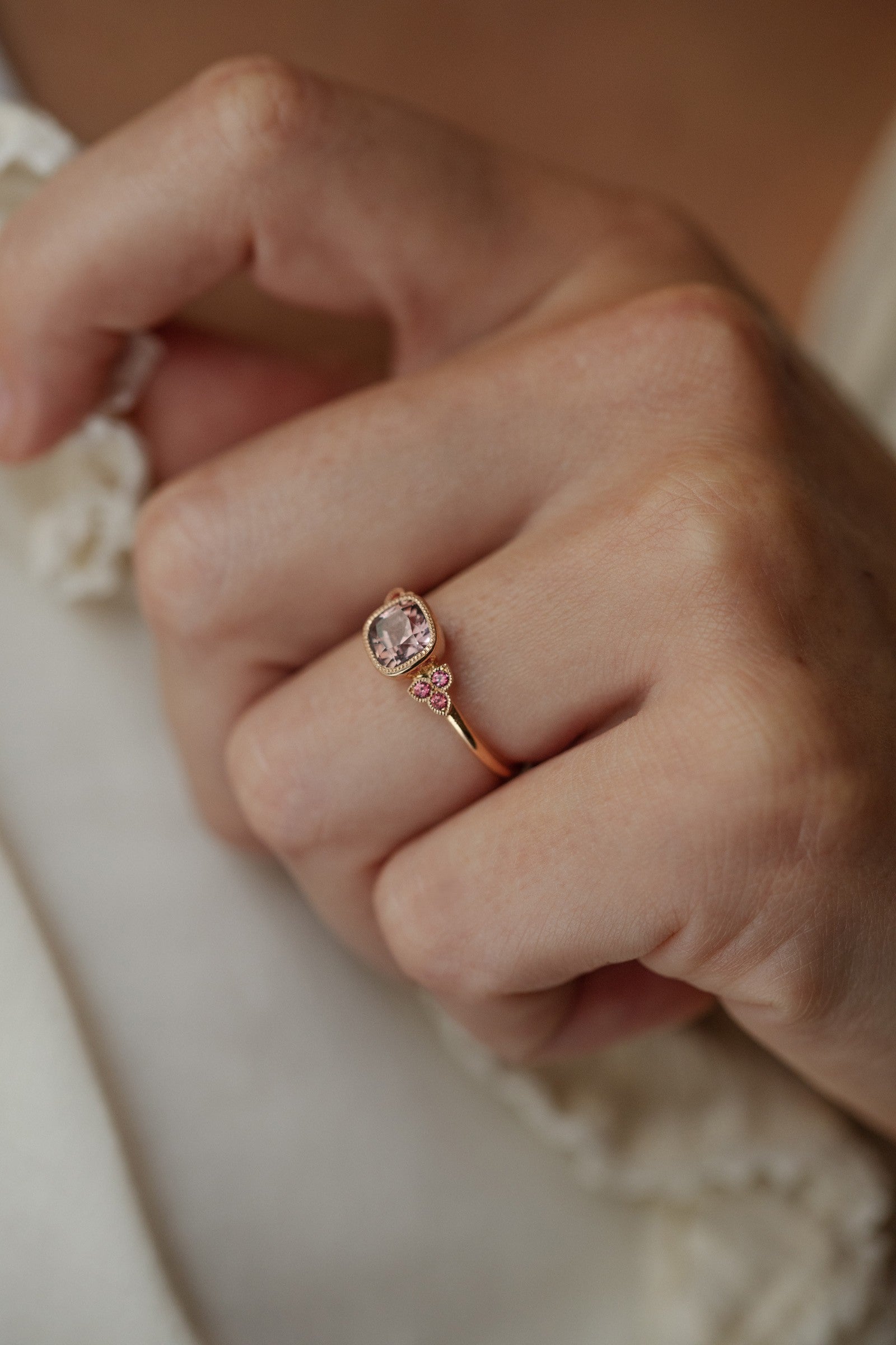 Bague de créateur de fiançailles Pièce unique en or recyclé saphirs umba naturels rose et rouges Myrtille Beck Paris