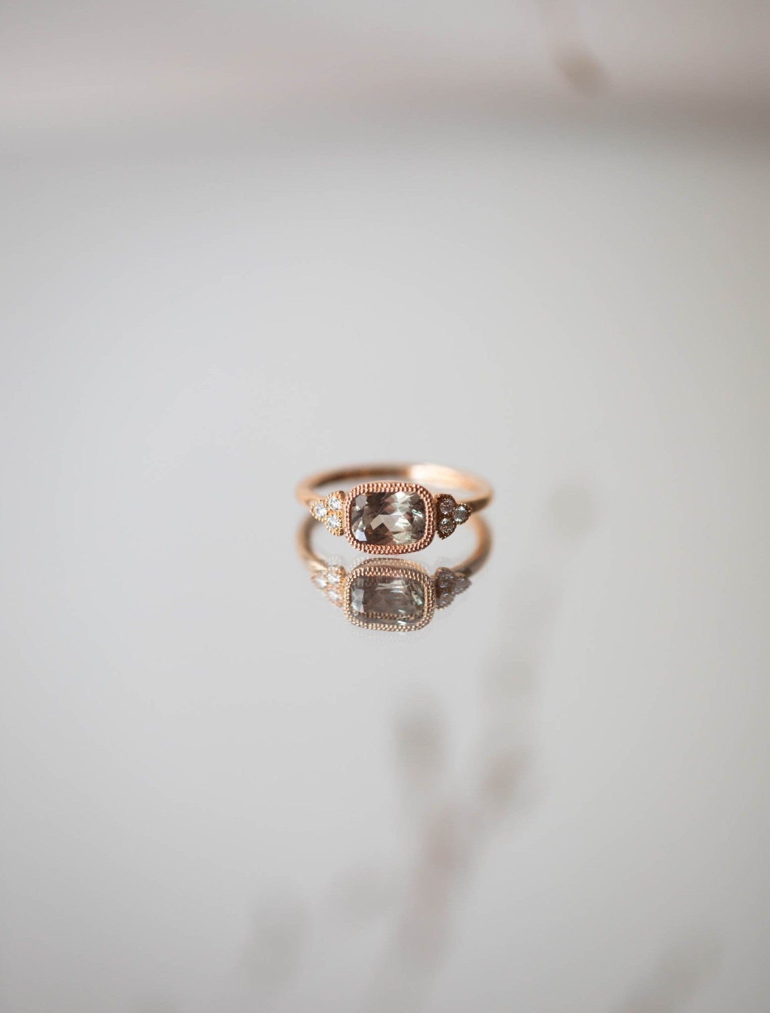 Bague de fiançailles de créateur Pièce unique saphir Umba vert champagne et diamants blancs Myrtille Beck Paris