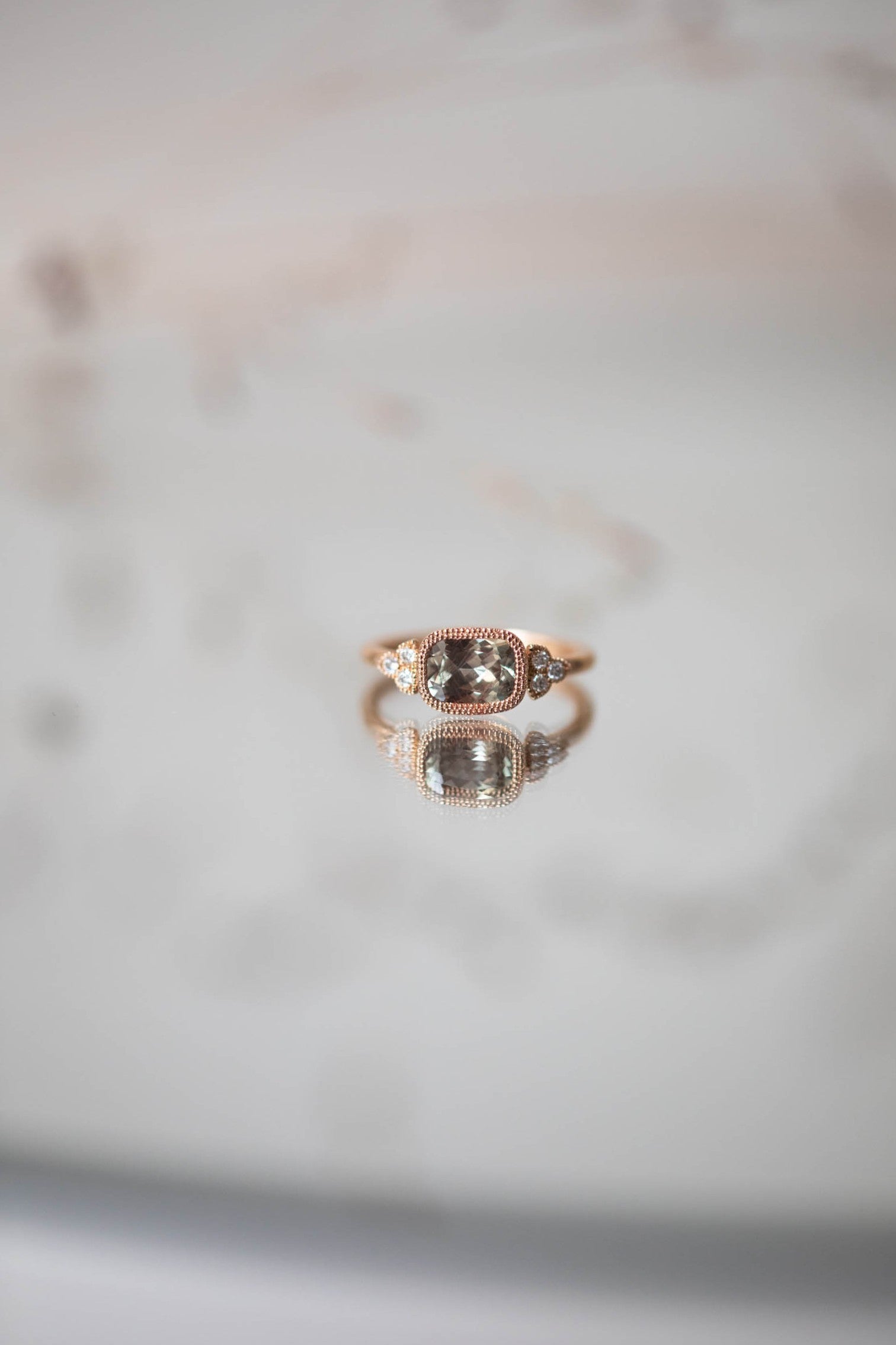 Bague de fiançailles de créateur Pièce unique saphir Umba vert champagne et diamants blancs Myrtille Beck Paris