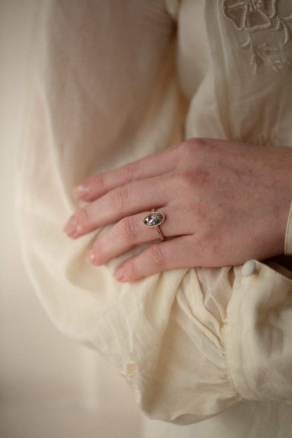 Bague de fiançailles de créateur Pièce unique en or et diamant salt and pepper ovale Myrtille Beck Paris