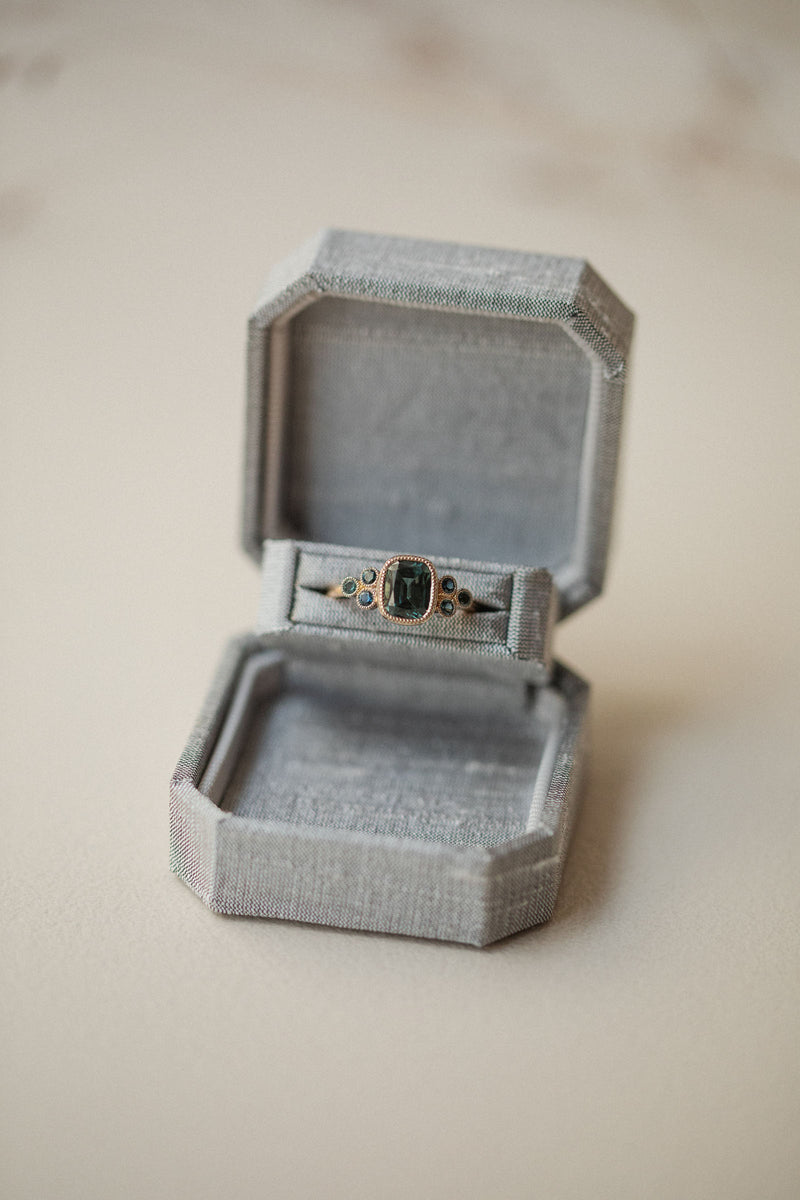 Bague de fiançailles de créateur, pièce unique or bicolore saphir mermaid Myrtille Beck Paris 