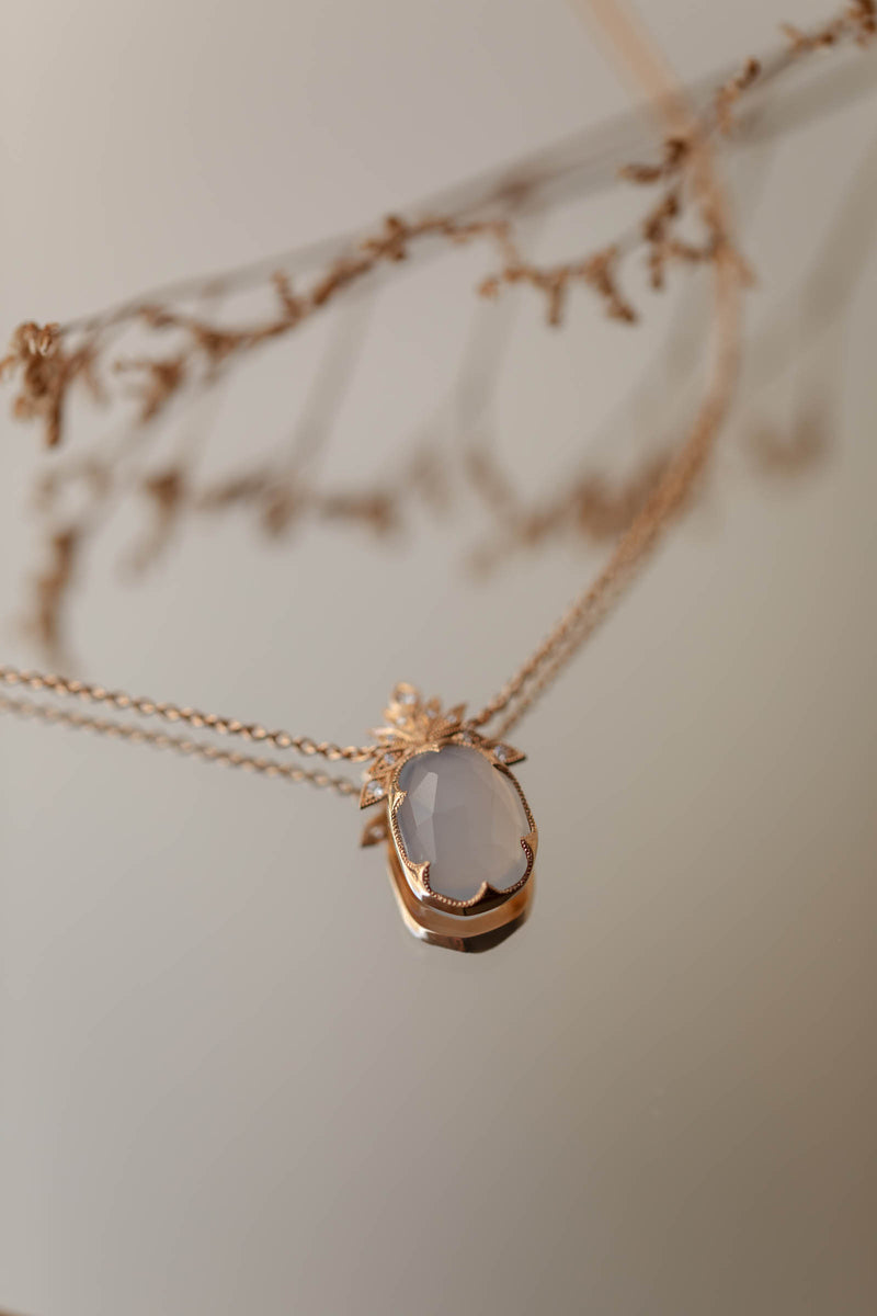 Pièce Unique Collier Calcédoine Bleue et Diamants