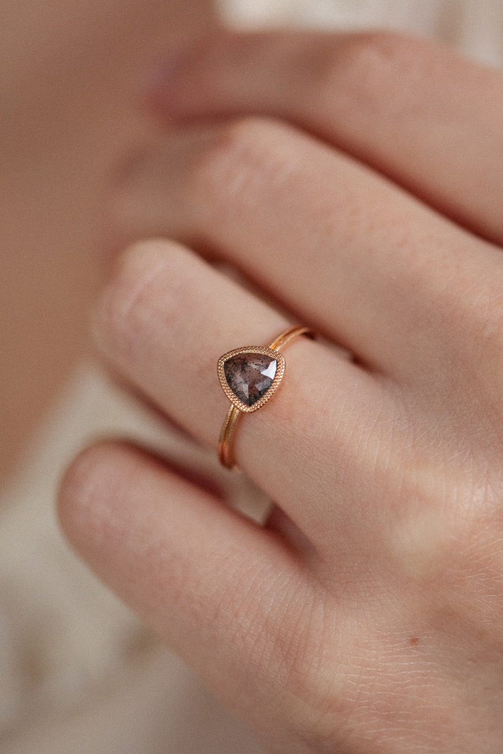 Bague de fiançailles de créateur en or diamant salt and pepper trillion Myrtille Beck Paris
