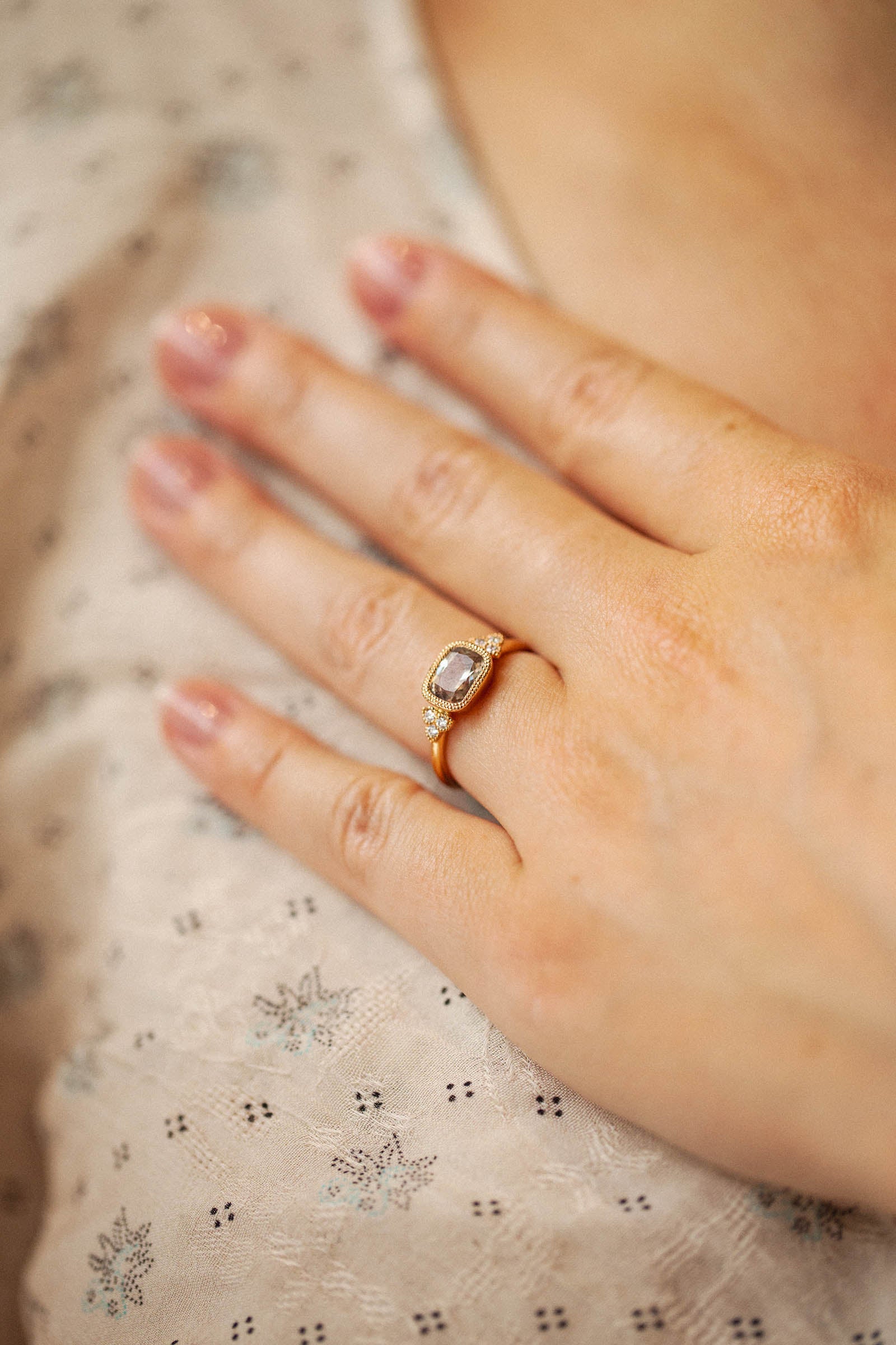 Bague de fiançailles de créateur Pièce unique saphir Umba vert champagne et diamants blancs Myrtille Beck Paris