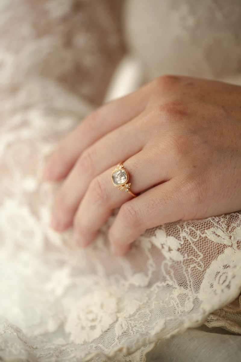 Bague de fiançailles de créateur Pièce unique en or et diamant icy rosecut Myrtille Beck Paris