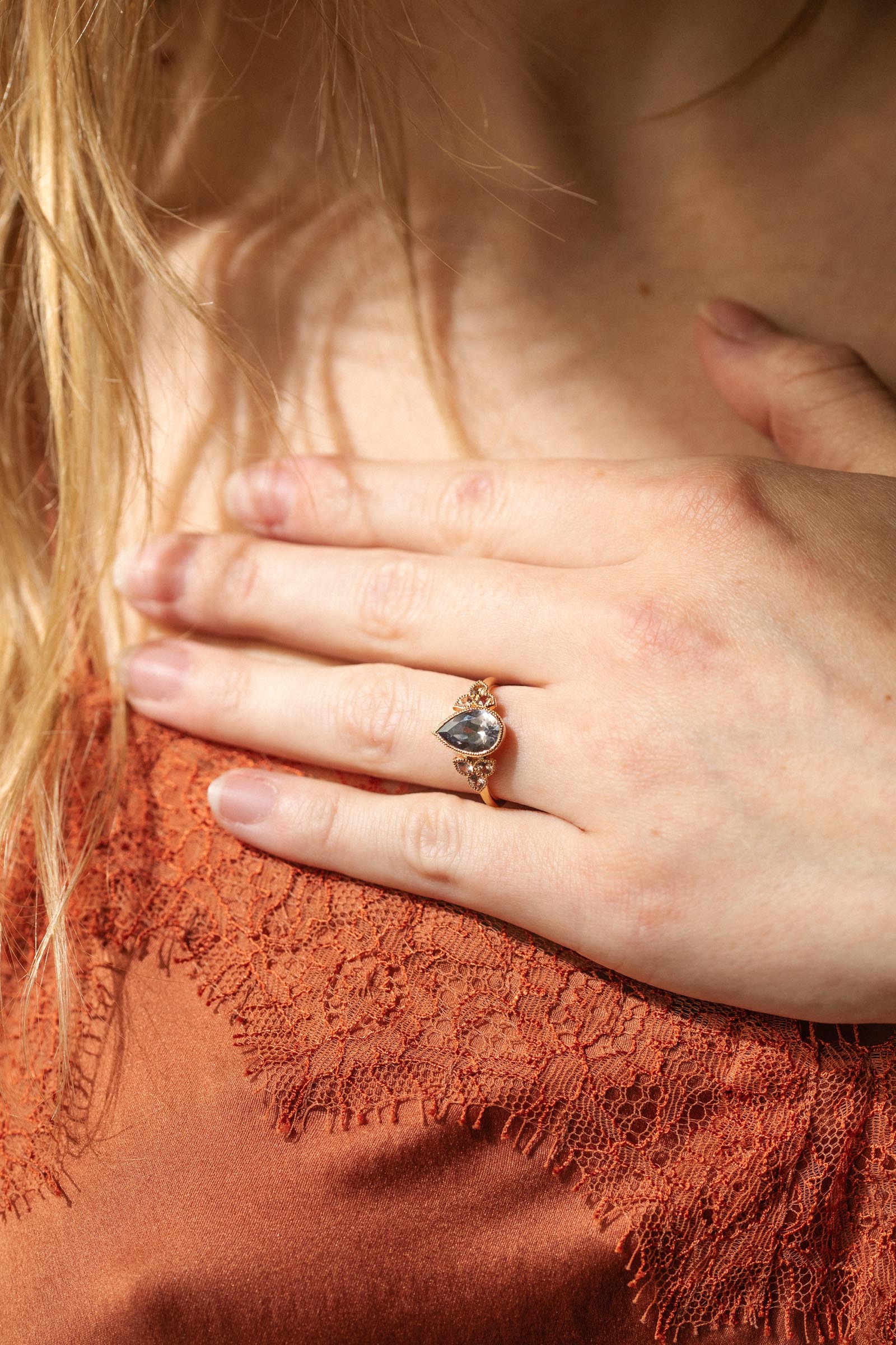 Bague de fiançailles Pièce unique Flora Saphir Umba Mauve Poire Myrtille Beck Paris