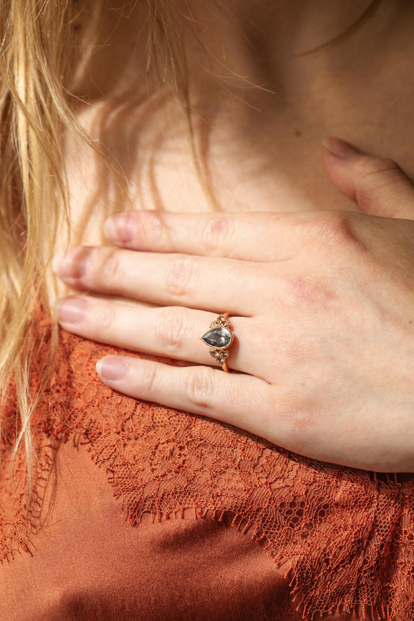 Bague de fiançailles Pièce unique Flora Saphir Umba Mauve Poire Myrtille Beck Paris