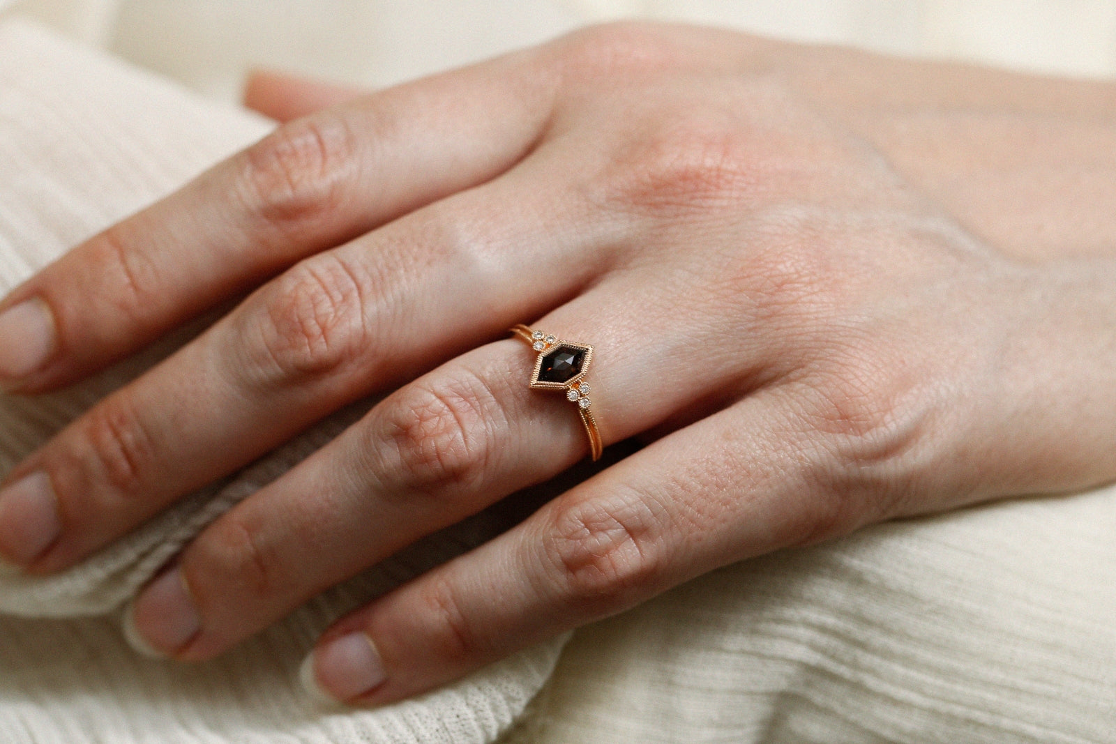 Bague Hexagonale Diamant brun, Pièce Unique
