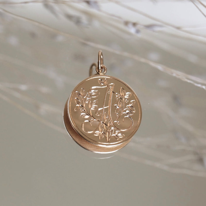Médaille Feuillage initiale 1,8 cm