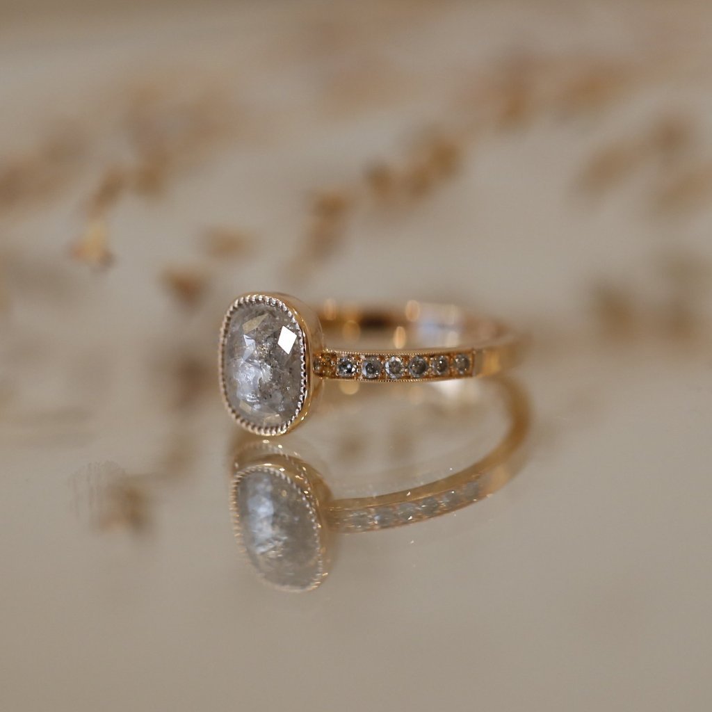 Bague Diamant gris pièce unique Myrtille Beck, bague de fiançailles unique, Paris